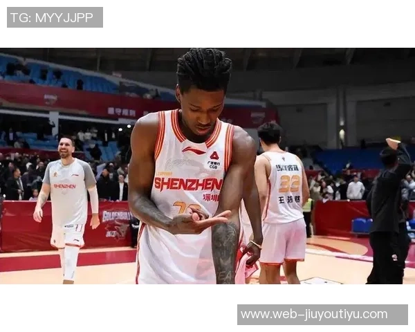 深圳外援史密斯半场表现抢眼四记三分助球队争胜