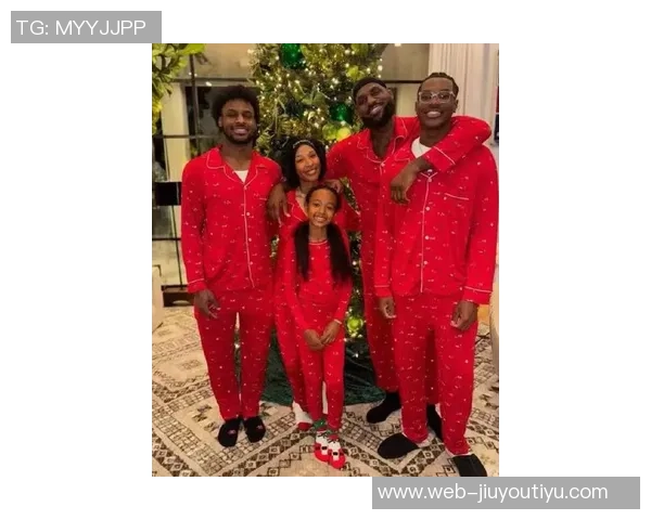 布莱斯分享詹姆斯全家福感恩瞬间幸福洋溢温馨家庭时光