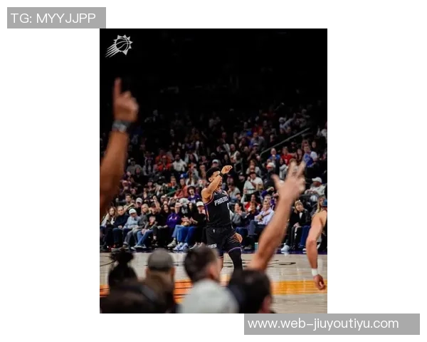 布克半场表现低迷仅得3分3板2助次节全失火力引发球迷热议 布克半场表现低迷仅得3分3板2助次节全失火力引发球迷热议