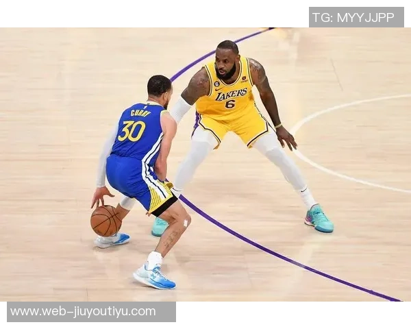 库里遭遇詹姆斯强力盯防拼尽全力才成功摆脱令人叹息的防守挑战 库里遭遇詹姆斯强力盯防拼尽全力才成功摆脱令人叹息的防守挑战