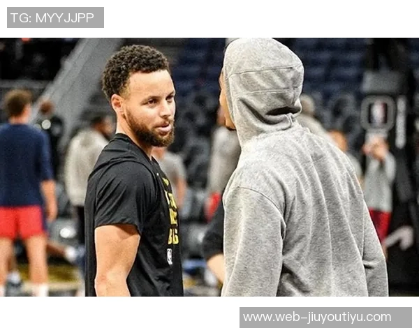 库里赛后与普尔和卢尼深情拥抱展现勇士团队精神永远的家人情谊